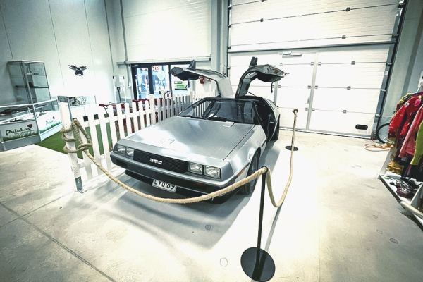 Легендарный автомобиль DeLorean из  фильма «Назад в будущее»  нашли в секонд-хенде