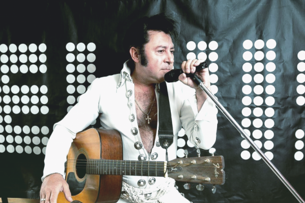 Косплейщик Элвиса Пресли был задержан полицейскими прямо во время выступления в прямом эфире