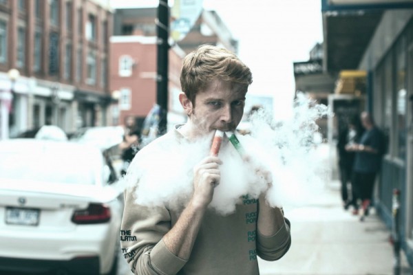 В Украине запретят продавать электронные сигареты до 18 лет