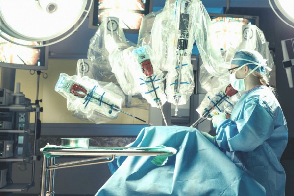 Во Львове провели сложную операцию с помощью робота-хирурга. Его зовут Da Vinci
