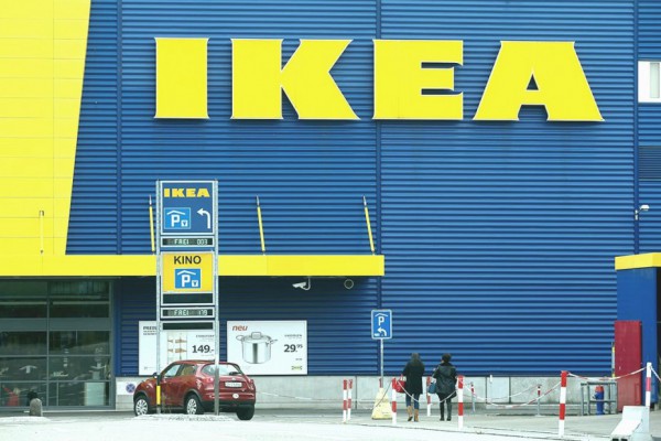 В Киеве уже монтируют вывеску IKEA на первом фирменном магазине. ФОТО