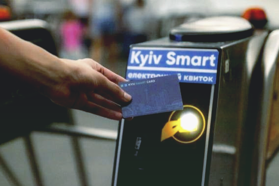 Киевские школьники усовершенствовали е-билет: теперь можно отслеживать поездки в чат-боте