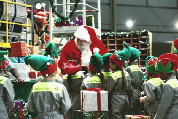 Рождественская конспирация: полицейские в костюмах Санта Клауса и эльфа борются с преступниками