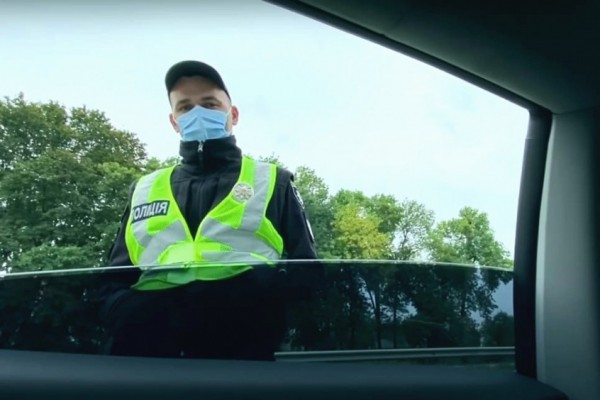 Полиция остановила Tesla украинского блогера, но за рулем был автопилот: что произошло