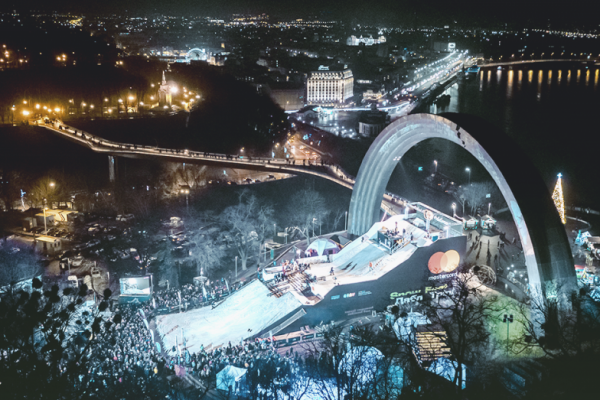 В Киеве под Аркой дружбы народов построили один из самых больших городских сноупарков Европы