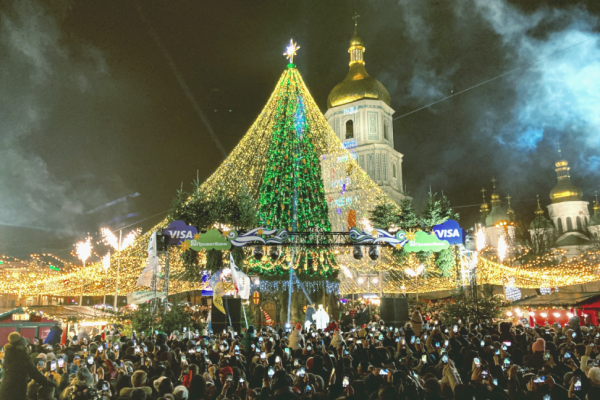 Горящая иллюминация, отголоски шляпы и огромная толпа людей: как в Киеве открывали главную елку
