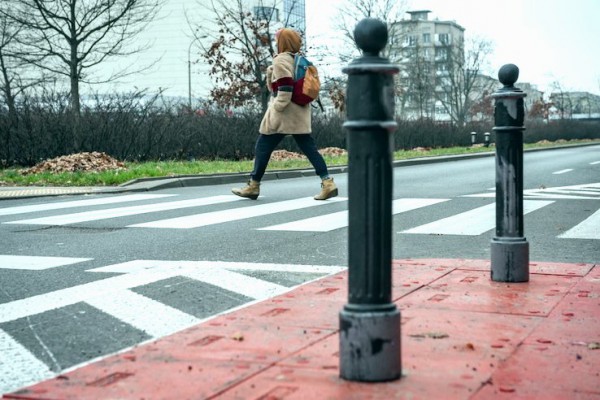 В Польше устанавливают островки безопасности перед пешеходными переходами, где раньше парковались машины. ФОТО