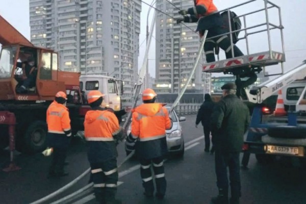 Стали известны две возможные причины падения фонарей на Шулявском мосту