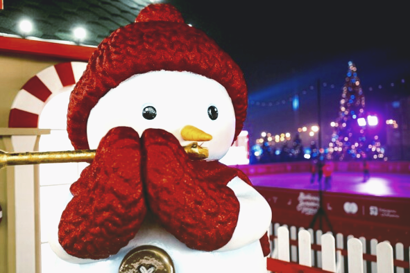 Бесконтактная оплата, каток и горки: около Дворца «Украина» заработала новогодняя локация