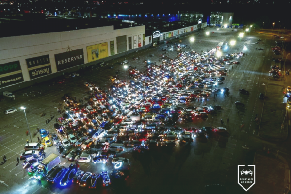 В Киеве более полутысячи водителей поучаствовали во флешмобе и составили из своих автомобилей елку