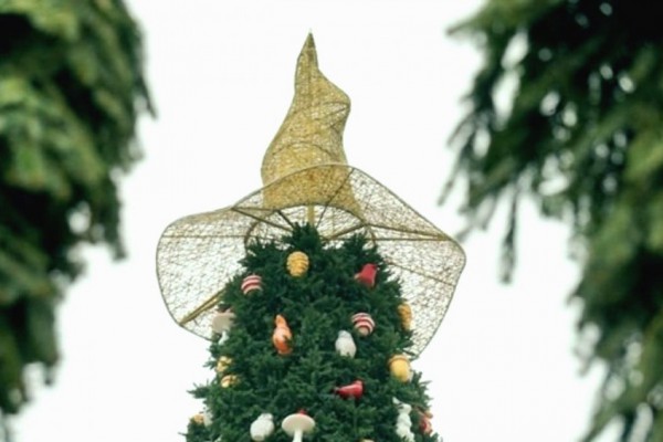 На Софийской площади снова появилась та самая шляпа, которая была на верхушке главной елки