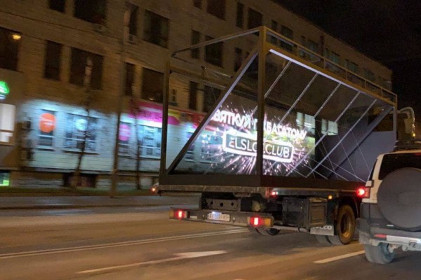 Яркая реклама и уникальные технологии: в Киеве заметили необычный грузовик