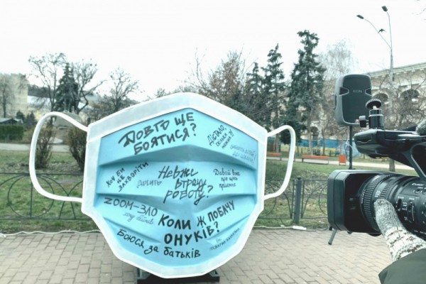 На Контрактовой площади установили гигантский арт-объект, посвященный пандемии. ФОТО и ВИДЕО