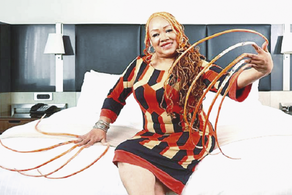 Обладательница самых длинных ногтей в мире решила продать их за 47 тысяч долларов