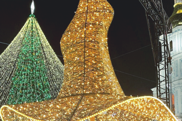 Скандальная шляпа с Софиевской площади после праздников перекочует в новое место