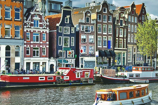 В Амстердаме решили запретить продавать легкие наркотики туристам