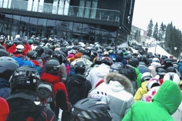 В Буковеле настоящий аншлаг: гигантские пробки на дорогах и огромные очереди на подъемники