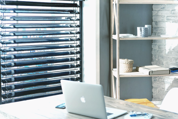 Житель Украины изобрел жалюзи, которые способны зарядить ноутбуки и лампочки