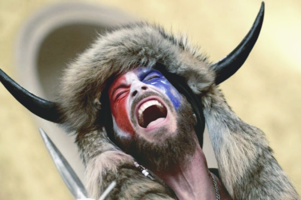 Бывший актер в образе викинга, который штурмовал Капитолий, стал новым мемом