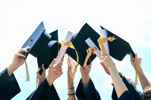 Украинским студентам больше не собираются выдавать красные дипломы