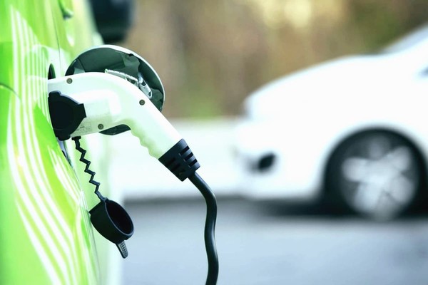 Для электрокаров создали батарею, которая заряжается за 5 минут