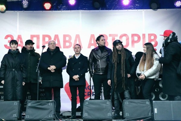 Под Верховной Радой устроили концерт-митинг с украинскими звездами (видео)