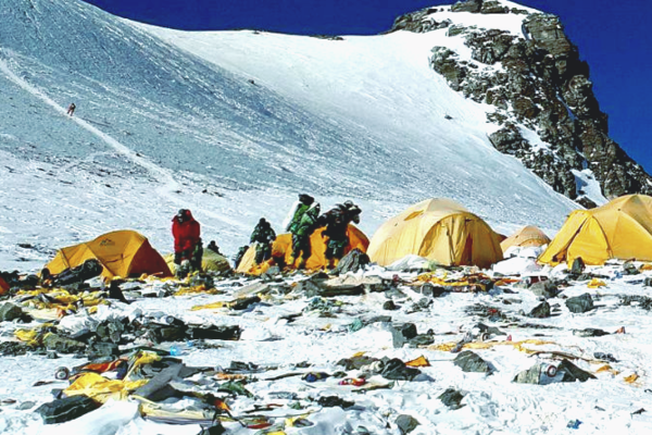 В Непале откроют выставку, где экспонатами станет мусор, собранный на Эвересте