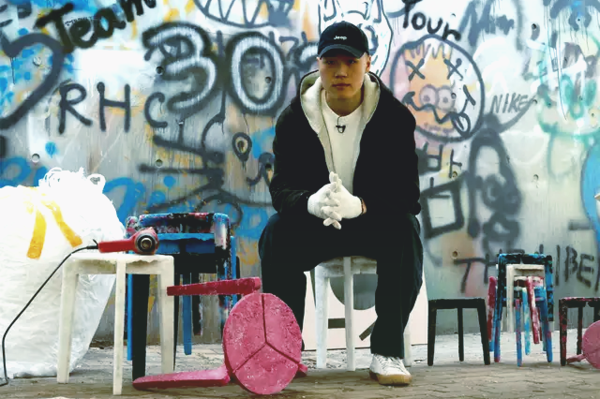 Дизайнер создал коллекцию стульев из использованных медицинских масок (фото)