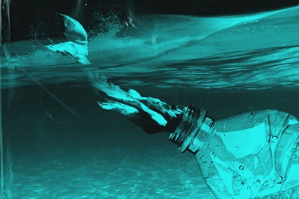 Киевлянам предлагают сдавать пластиковые бутылки для экологического перформанса про русалку