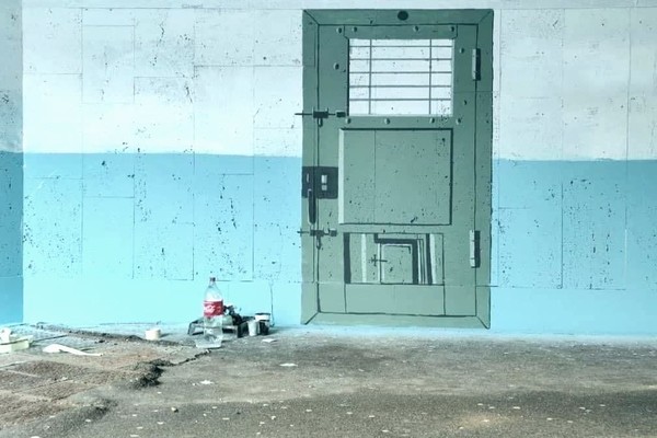Тюремное граффити на Европейской площади в Киеве: известно, кто нарисовал его и с какой целью
