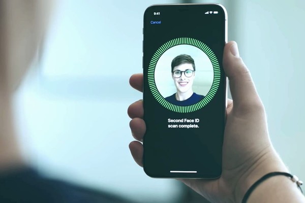 Apple придумала, как разблокировать iPhone, не снимая защитную маску
