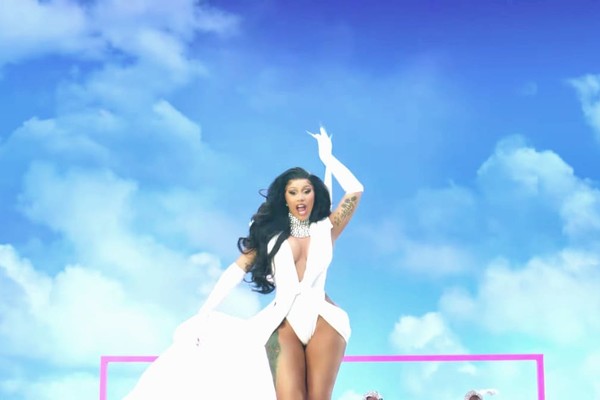 Cardi B выпустила клип, который сняла украинский режиссер. Видео