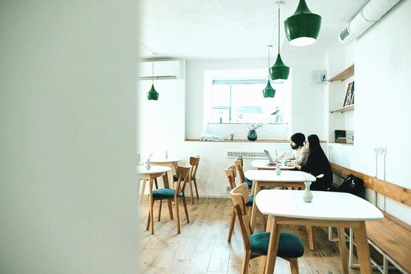 Телефонный код города и проектор: в Киеве открылось новое заведение