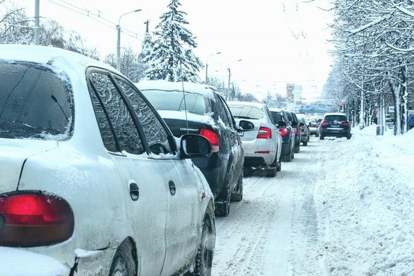 Транспортный коллапс из-за снега: что происходит на дорогах в Киеве. Видео