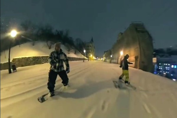 Нашли альтернативу: ночью на Андреевском спуске катались на сноубордах. Видео