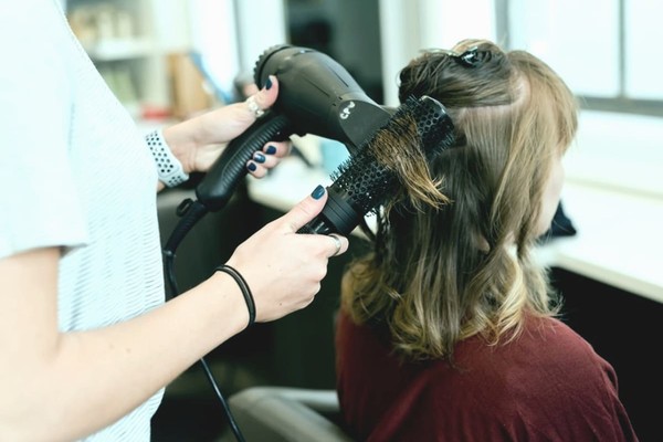 В Киеве открыли бесплатные курсы красоты для женщин с жизненными трудностями