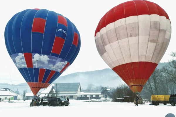 В Украине группа экстремалов поставила рекорд, пролетев над Карпатами на воздушном шаре  