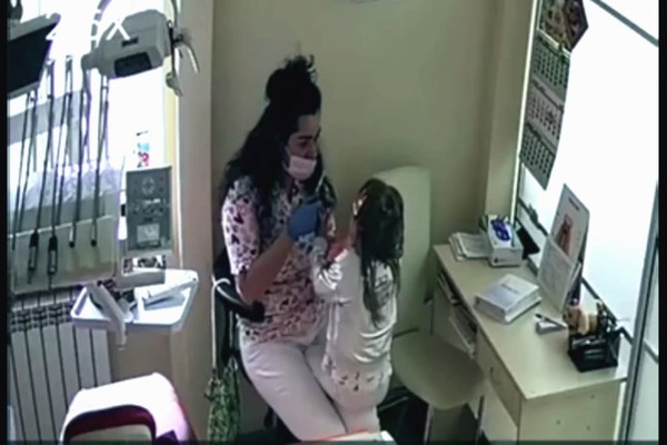 В Украине врач-стоматолог избивала детей во время приема. ВИДЕО