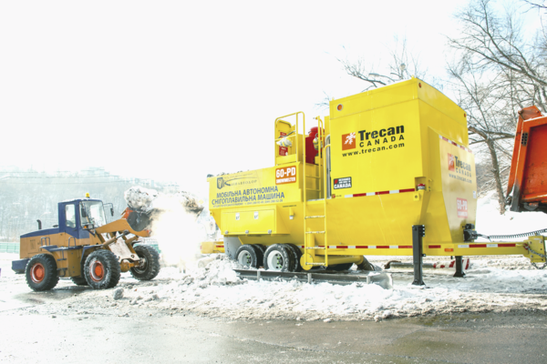 На дорогах Киева работают два «пожирателя снега» (видео)