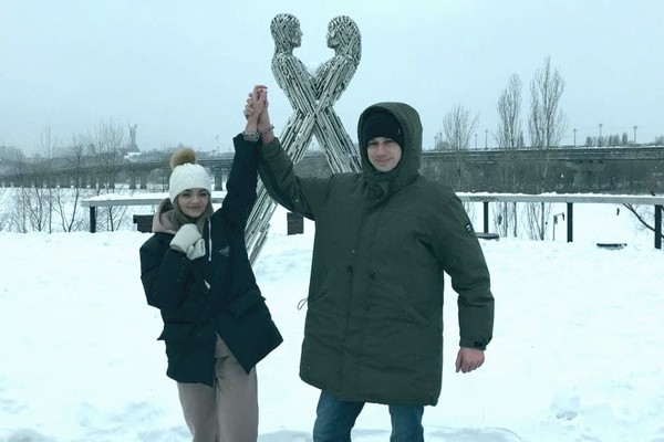 Влюбленная пара приковала себя цепями в Киеве, чтобы проверить свои чувства