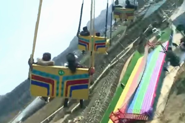 В Китае в парке развлечений 16 человек упали с аттракциона (видео)