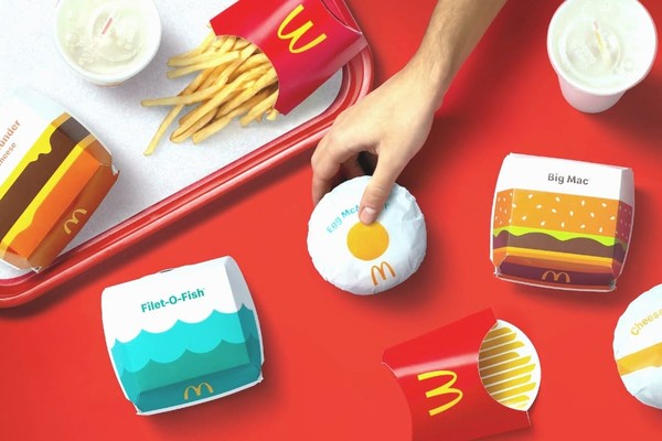 Впервые за пять лет McDonald’s поменяет фирменный дизайн упаковок. Фото и видео