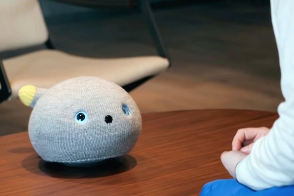 Японская компания представила кота-робота, который разговаривает. Видео