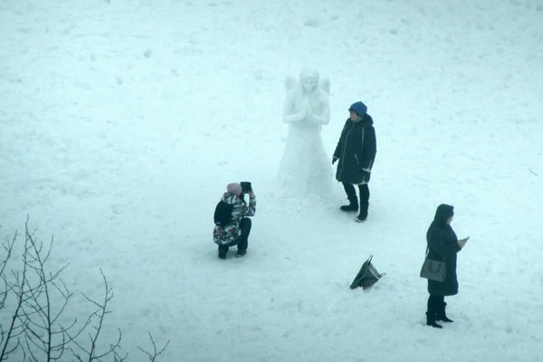 Шрек и ангел: жители Киева создали большие снежные скульптуры. Фото