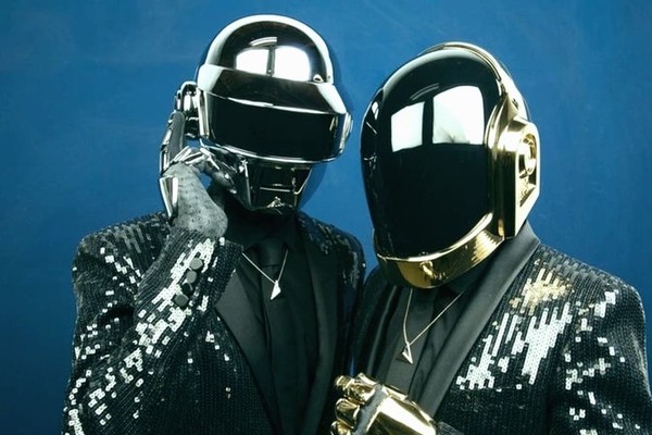 Известная группа Daft Punk официально заявила о своем распаде. Видео