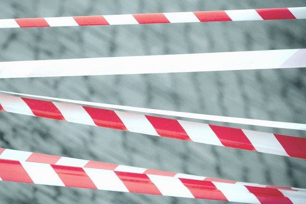 В центре Киева женщина зашла за оградительную ленту и попала под снег со льдом. Видео