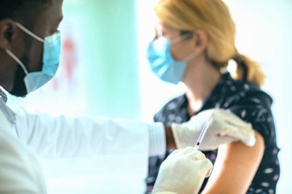 ВОЗ запустила программу компенсаций для людей с побочными эффектами от COVID-вакцин