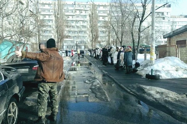 В Киеве на Оболони активисты устроили скромный и шумный митинг под домами. Видео