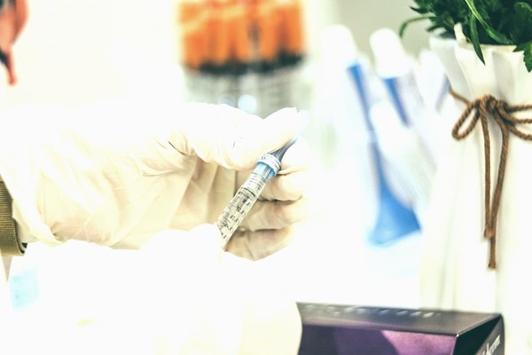 Минздрав предлагает остатки вакцин от коронавируса известным личностям