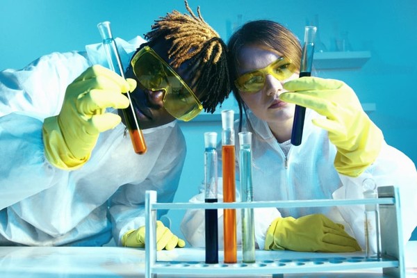 В Минздраве назвали тех общественных деятелей, которые могут получить вакцину от коронавируса вне очереди